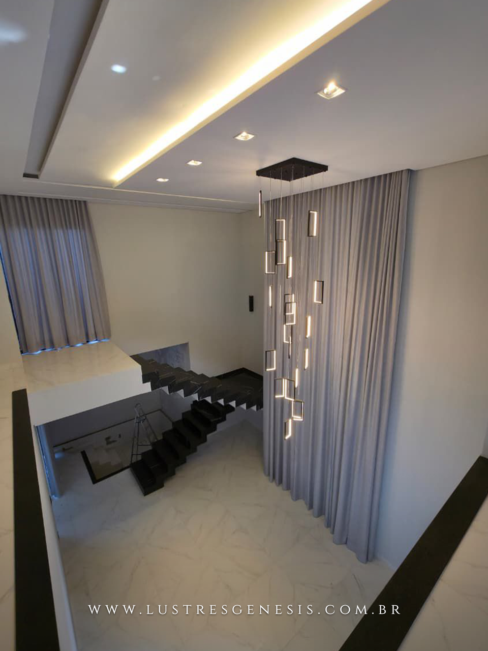 Pendente Pé Direito Alto de LED Moderno Mirror 21 Retângulos 45x20cm na cor preta instalado em ambiente de pé direito duplo com escada e cortinas, destacando design contemporâneo e iluminação decorativa.